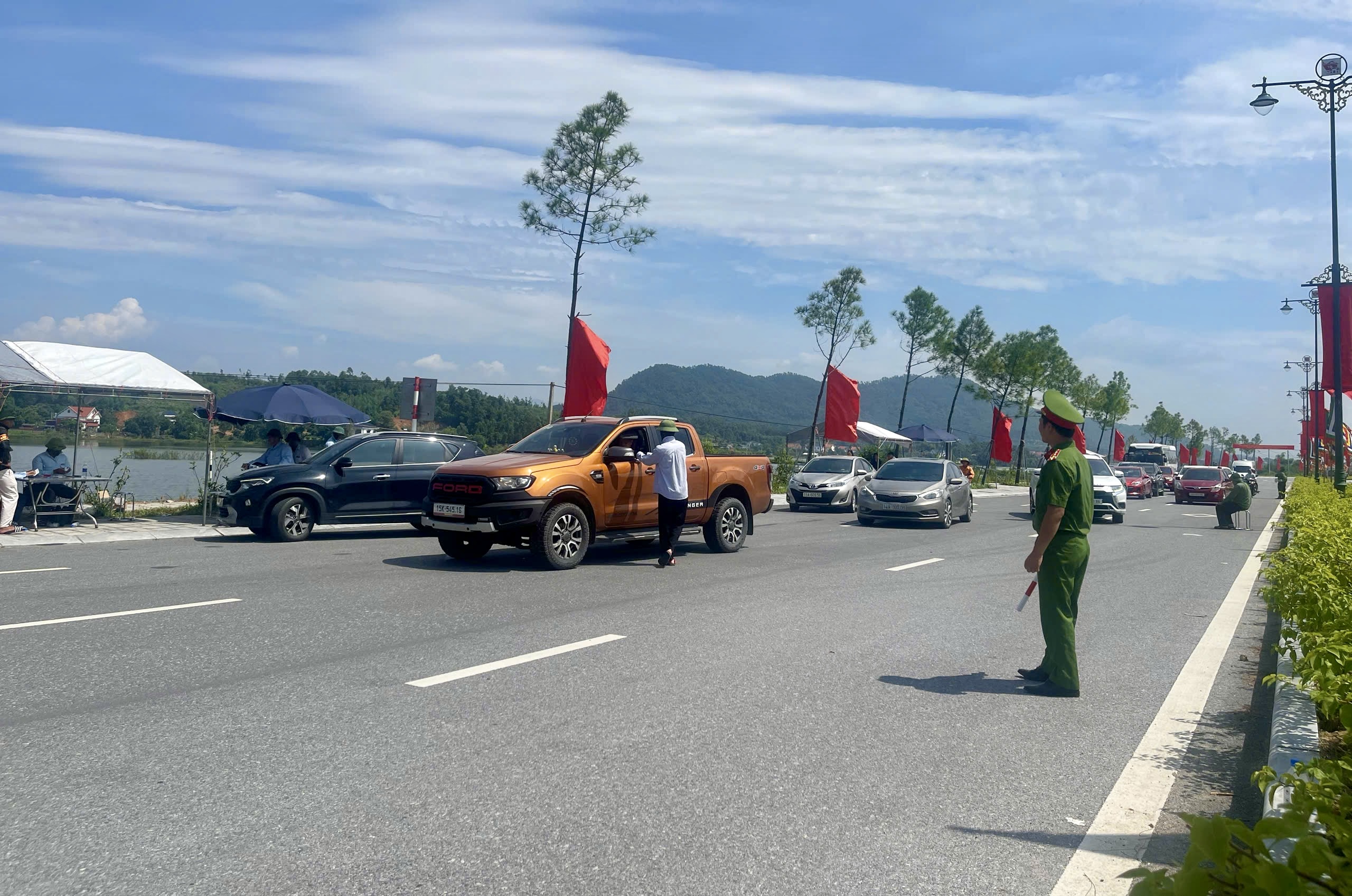 Công an phường Trần Hưng Đạo bảo đảm an ninh trật tự Lễ hội mùa Thu Côn Sơn – Kiếp Bạc 2025